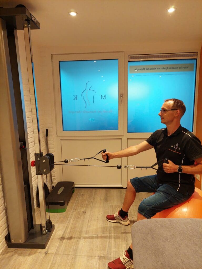 Therapeut in Leek demonstreert een fysiotherapie-oefening voor effectief herstel en verbeterde mobiliteit.